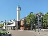 Vista de la calle con una torre