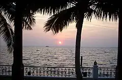 Puesta de sol en el lago Vembanad
