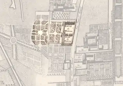 Espacio elegido para la Place Louis-le-Grand en 1676, antes de su construcción. Está ocupado principalmente por el Hotel de Vendôme, que informalmente dio su nombre a la plaza, posteriormente será destruido. Mapa de París de François Blondel y Pierre Bullet (el arquitecto del Hôtel d'Évreux), 1676. El norte está a la izquierda.