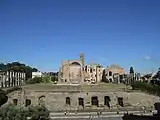 Vista desde el Coliseo: la terraza, las columnas del peristilo y el ábside con casetones. Al fondo a la izquierda, el arco de Tito.