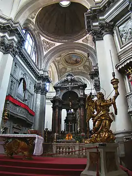 El altar mayor y el órgano Bazzani.