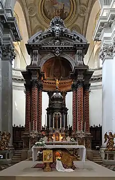 El altar mayor de Massari.