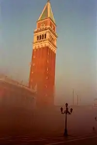 Vista desde la Piazzetta entre la niebla.