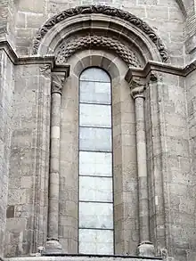 Taqueado jaqués en la ventana del ábside de la Catedral de Zaragoza