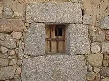 Ventanuco de las antiguas salas, enmarcado en granito (1)