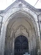 Portal principal de la catedral en el centro de la nave