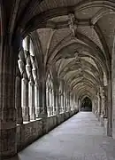 El claustro, construido entre los siglos XIV-XVI, adyacente a la catedral