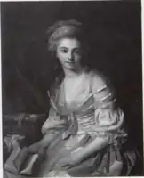 Retrato de Vestier realizado por su padre. La artista está sentada con un vestido blanco con corpiño rosa, con un libro en su mano derecha. un vestido