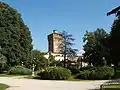 Torre de Piazza Castello vista desde los jardines de Salvi.