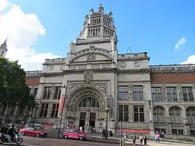 Entrada principal del Victoria and Albert Museum (1891-1909), frente a los Cromwell Gardens, South Kensington, Londres