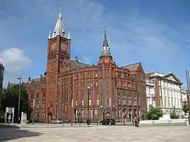 El Red Brick Victoria Building en la Universidad de Liverpool (1889-1892), obra neogótica de Alfred Waterhouse