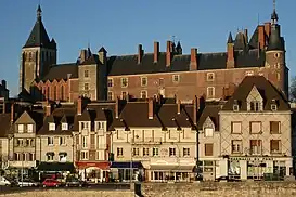 A la izquierda, detrás del castillo de Gien, la Iglesia Sainte-Jeanne d'Arc