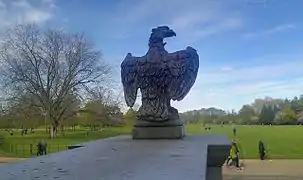 Vista desde la mansión sobre la finca, sobre el remate del águila de piedra hasta la balaustrada