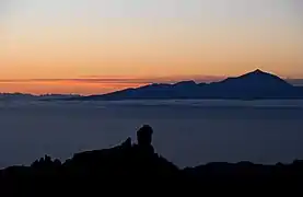 Panorámica al atardecer, con el Roque Nublo y al fondo el Teide en la isla de Tenerife.