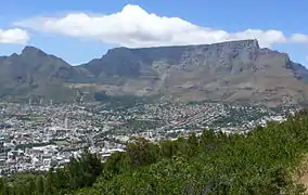 Vista de Signal Hill con el pico del Diablo (en afrikáans: Duiwelspiek) a la izquierda