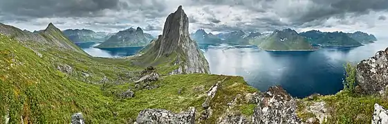 Vista de Melfjorden (derecha) y Øyfjorden (izquierda). Segla (640 m) es el monte en la mitad de la foto. Fjordgård está al fondo a la izquierda.