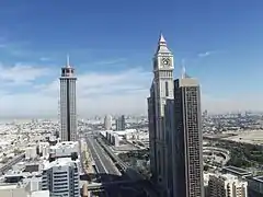Al Yaquob Tower. La torre más alta a la derecha de Sheikh Zayed Road.