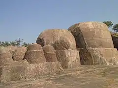 Vista de las grandes estupas de piedra tallada en la roca en Lingalakonda, Andhra Pradesh