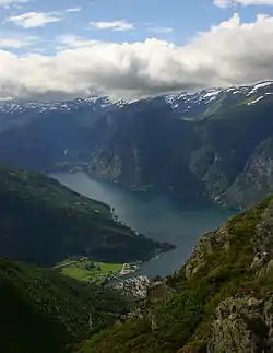 Vista del Aurlandsfjord, el Aurlandsvangen y Flåm desde las montañas colindantes.