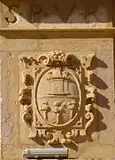 Escudo municipal bajo el reloj, inscripción S.P.V.R.