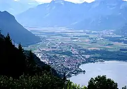 Vista aérea de Villeneuve y el valle del Ródano por el que se interna la Vía Francígena para buscar el cruce de los Alpes.