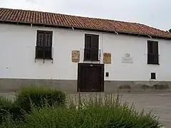 Casa señorial con escudos.