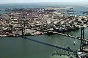 El Puente de Vincent Thomas y el Puerto de Los Ángeles.