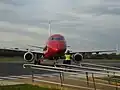 Avión de Virgin Blue anexo a la terminal