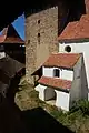 Muralla, torre del homenaje e iglesia (de izquierda a derecha)