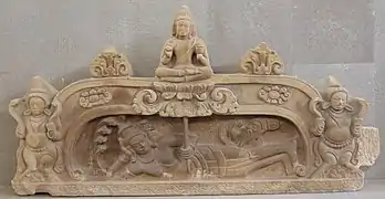 Un frontón sin terminar muestra el nacimiento de  Brahma de un loto que crece en el ombligo de Vishnu.