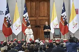 Michelle Bachelet recibe al papa Francisco en el patio de los Naranjos.