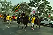 Jinetes a caballo abriendo paso hacia el Fuerte Kangla mientras un Meitei sostiene la antorcha para inaugurar el festival deportivo en el primer día de Yaosang.