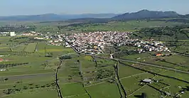 Vista aérea de Ibahernando. Al este, la sierra del Puerto.