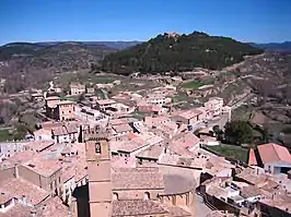 Vista parcial del casco urbano de Uncastillo, obtenida desde el castillo, en la que se aprecia en primer plano la iglesia románica de San Martín.