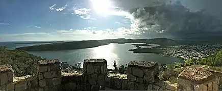 Vista de la bahía de Guánica desde el morrito del Bosque Seco (Puerto Rico)