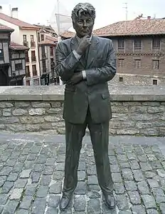 Monumento a Ken Follett, 2008, de Casto Solano, aledaño a la catedral de Santa María