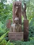 Busto del músico Jesús Guridi en Vitoria (1986). Al fondo, se representa a la musa de la música.