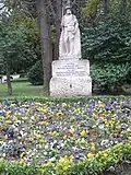 Estatua de cuerpo entero de Manuel Iradier  en Vitoria (1956).