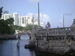 Rompeolas de la villa de Vizcaya con la ciudad de Miami al fondo.