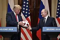 Putin regla a Trump la Telstar Mechta, balón oficial de la final de Copa Mundial de Fútbol de 2018.