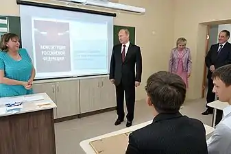 El presidente de Rusia, Vladimir Putin, en el Día de los Conocimientos asiste a la escuela número secundario 7 en Kurgán, 2013