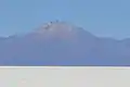 Vista del Volcán Tunupa desde el Salar de Uyuni