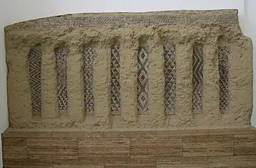 Reconstrucción de columnas decoradas con mosaicos geométricos (son los primeros ejemplos de este tipo de arte)