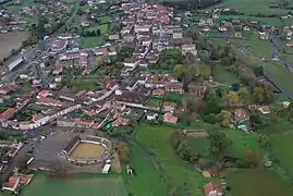 Vista aérea de Mugron y la plaza de toros.