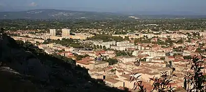 Vista de Cavaillon desde la colina de Saint-Jacques con los montes del Vaucluse al fondo, orientación noreste.