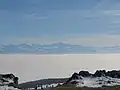 a la derecha delante, el Mont Blanc