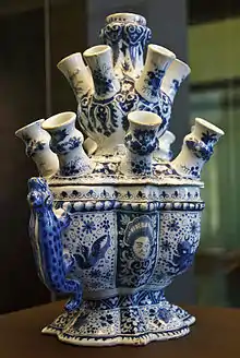 Tulipanero («tulpenvaas») de cerámica de Delft del siglo XVIII. Museum Boijmans Van Beuningen.