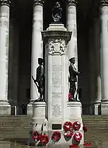 London Troops War Memorial (inaug. 1920), Royal Exchange, con escultura de Alfred Drury