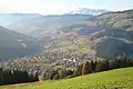 Vista del pueblo desde la ladera de uno de los montes que rodean el valle, en verano