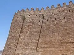 Almenas arqueadas, castillo sasánida de Falak-ol-Aflak, Jorramabad.